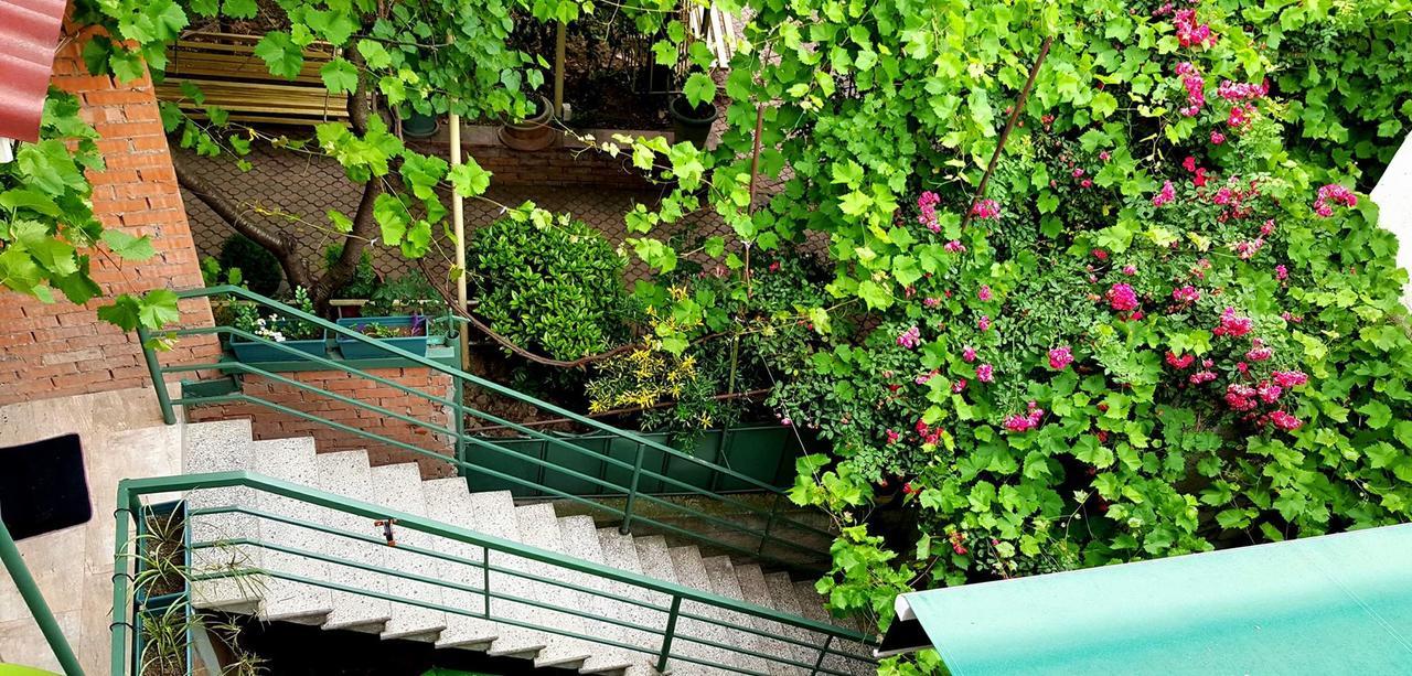 Guesthouse Different Тбилиси Екстериор снимка