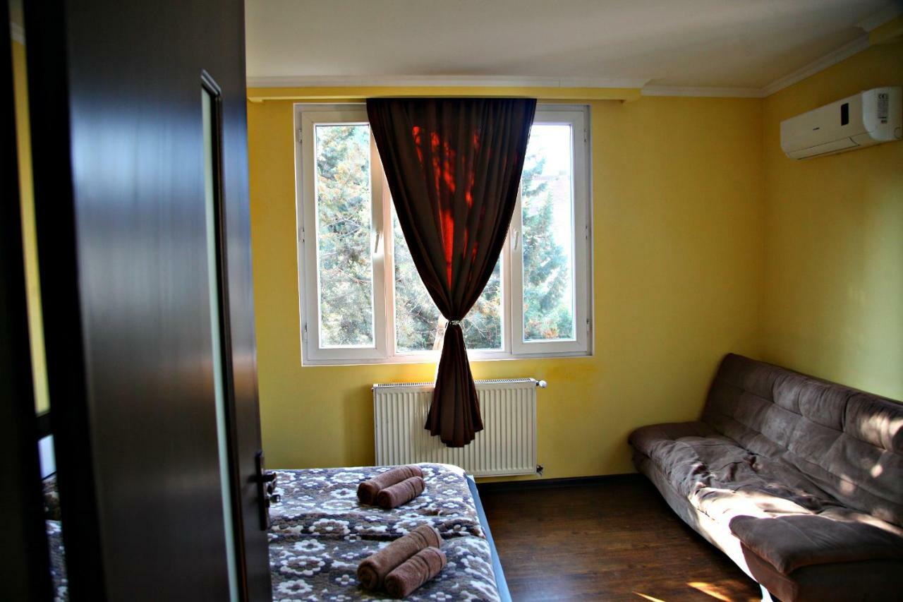 Guesthouse Different Тбилиси Екстериор снимка