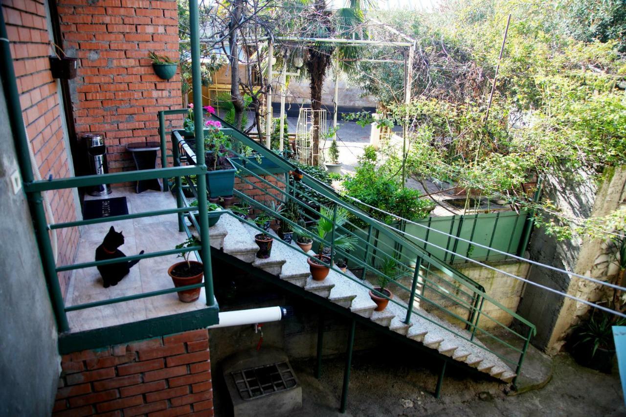 Guesthouse Different Тбилиси Екстериор снимка